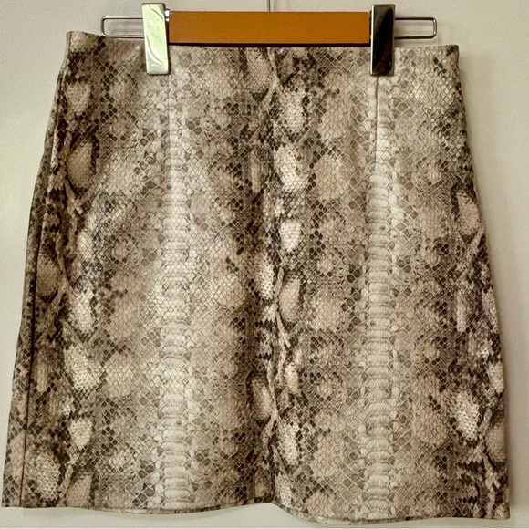 Dynamite| Chic Snake Print Mini Skirt in Black Cream White Sz S - Picture 2 of 4